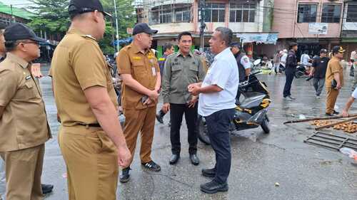 Pj Wali Kota Pekanbaru, Roni Rahkmat turun untuk melakukan penertiban terhadap pedagang pasar tumpah yang berada di Jalan Ahmad Yani. (Foto: Dini)